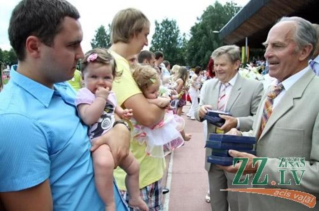 30.jūlijā pirmo reizi īstenota iecere rīkot Ozolnieku novada svētkus. Sestdien ar gājienu no Ozolnieku vidusskolas uz stadionu un ziedu ceļa veidošanu sākās svētki «Ar saknēm novadā». Pirmie novadā, kas savu mūžu var skaitīt, sākot no...