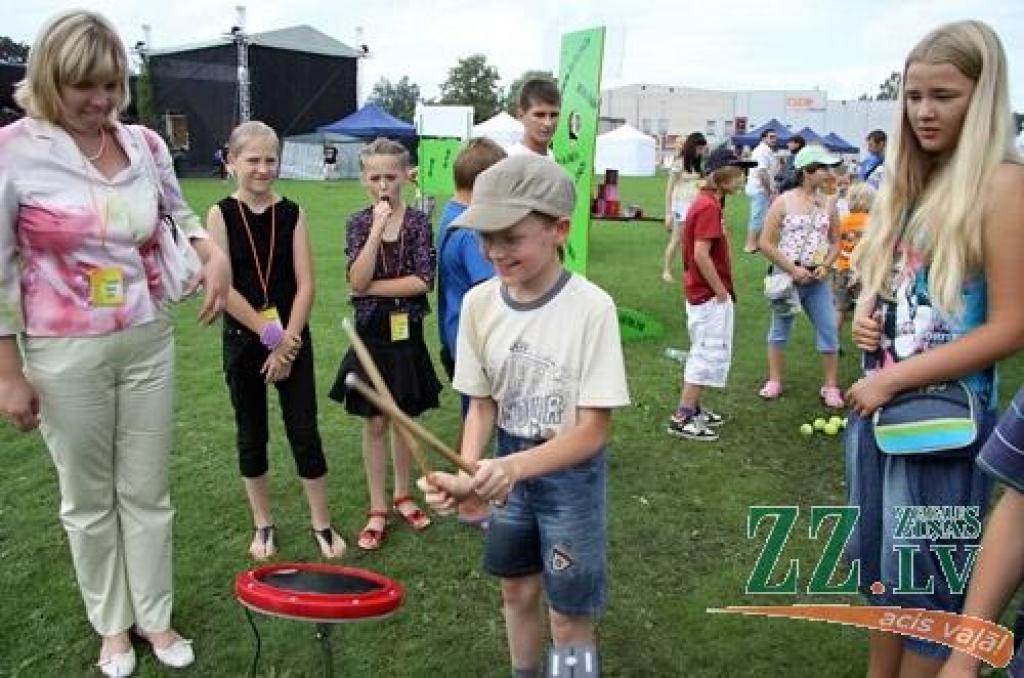 30.jūlijā pirmo reizi īstenota iecere rīkot Ozolnieku novada svētkus. Sestdien ar gājienu no Ozolnieku vidusskolas uz stadionu un ziedu ceļa veidošanu sākās svētki «Ar saknēm novadā». Pirmie novadā, kas savu mūžu var skaitīt, sākot no...
