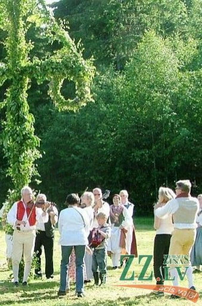 «Dimzēna» vadītāja Velta Leja zz.la dalās iespaidos par folkloras kopas vasarā piedzīvoto un atzīst, ka spilgtākais notikums «Dimzēnam» bija Jāņi Zviedrijā, kur jelgavnieki ciemojās pie saviem draugiem no Hērnesandas.
«Svinēts gan tiek...