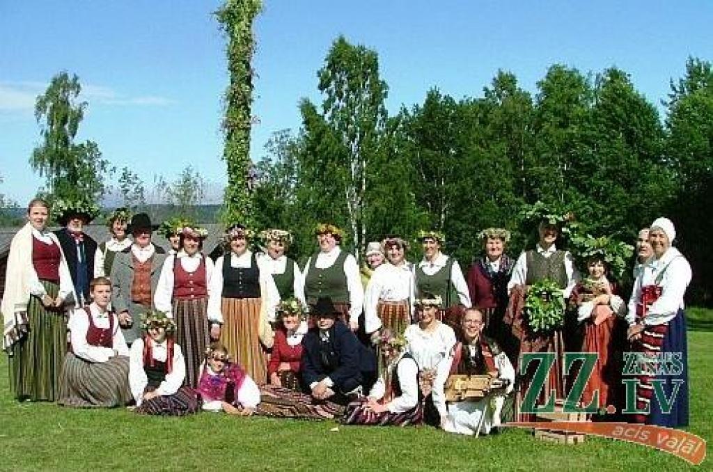 «Dimzēna» vadītāja Velta Leja zz.la dalās iespaidos par folkloras kopas vasarā piedzīvoto un atzīst, ka spilgtākais notikums «Dimzēnam» bija Jāņi Zviedrijā, kur jelgavnieki ciemojās pie saviem draugiem no Hērnesandas.
«Svinēts gan tiek...