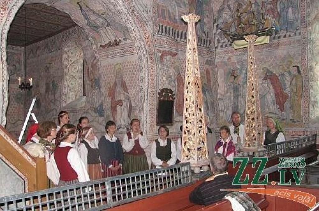 «Dimzēna» vadītāja Velta Leja zz.la dalās iespaidos par folkloras kopas vasarā piedzīvoto un atzīst, ka spilgtākais notikums «Dimzēnam» bija Jāņi Zviedrijā, kur jelgavnieki ciemojās pie saviem draugiem no Hērnesandas.
«Svinēts gan tiek...