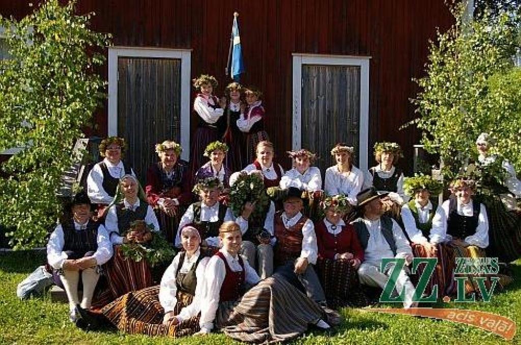 «Dimzēna» vadītāja Velta Leja zz.la dalās iespaidos par folkloras kopas vasarā piedzīvoto un atzīst, ka spilgtākais notikums «Dimzēnam» bija Jāņi Zviedrijā, kur jelgavnieki ciemojās pie saviem draugiem no Hērnesandas.
«Svinēts gan tiek...