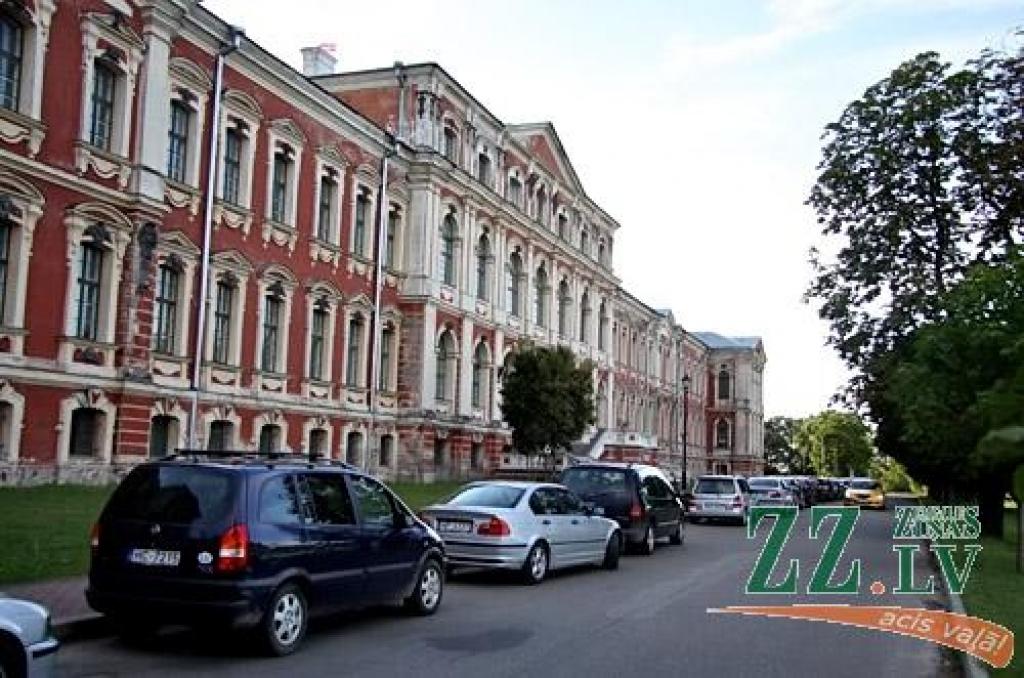 Pēdējo iespēju pieteikties studijām desmit Latvijas augstskolās 19.jūlijā izmantoja simtiem jauniešu no dažādām Latvijas vietām.
Uzņemšanas naktī Latvijas Lauksaimniecības universitātē valdījusi īpaša aura – reflektantus sagaidīja pils...
