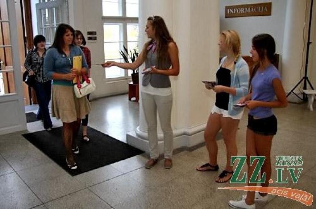 Pēdējo iespēju pieteikties studijām desmit Latvijas augstskolās 19.jūlijā izmantoja simtiem jauniešu no dažādām Latvijas vietām.
Uzņemšanas naktī Latvijas Lauksaimniecības universitātē valdījusi īpaša aura – reflektantus sagaidīja pils...