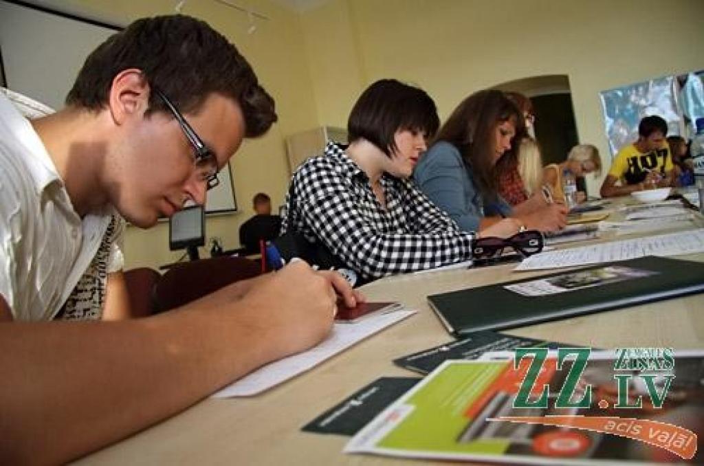 Pēdējo iespēju pieteikties studijām desmit Latvijas augstskolās 19.jūlijā izmantoja simtiem jauniešu no dažādām Latvijas vietām.
Uzņemšanas naktī Latvijas Lauksaimniecības universitātē valdījusi īpaša aura – reflektantus sagaidīja pils...