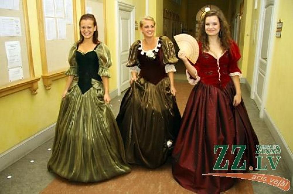 Pēdējo iespēju pieteikties studijām desmit Latvijas augstskolās 19.jūlijā izmantoja simtiem jauniešu no dažādām Latvijas vietām.
Uzņemšanas naktī Latvijas Lauksaimniecības universitātē valdījusi īpaša aura – reflektantus sagaidīja pils...