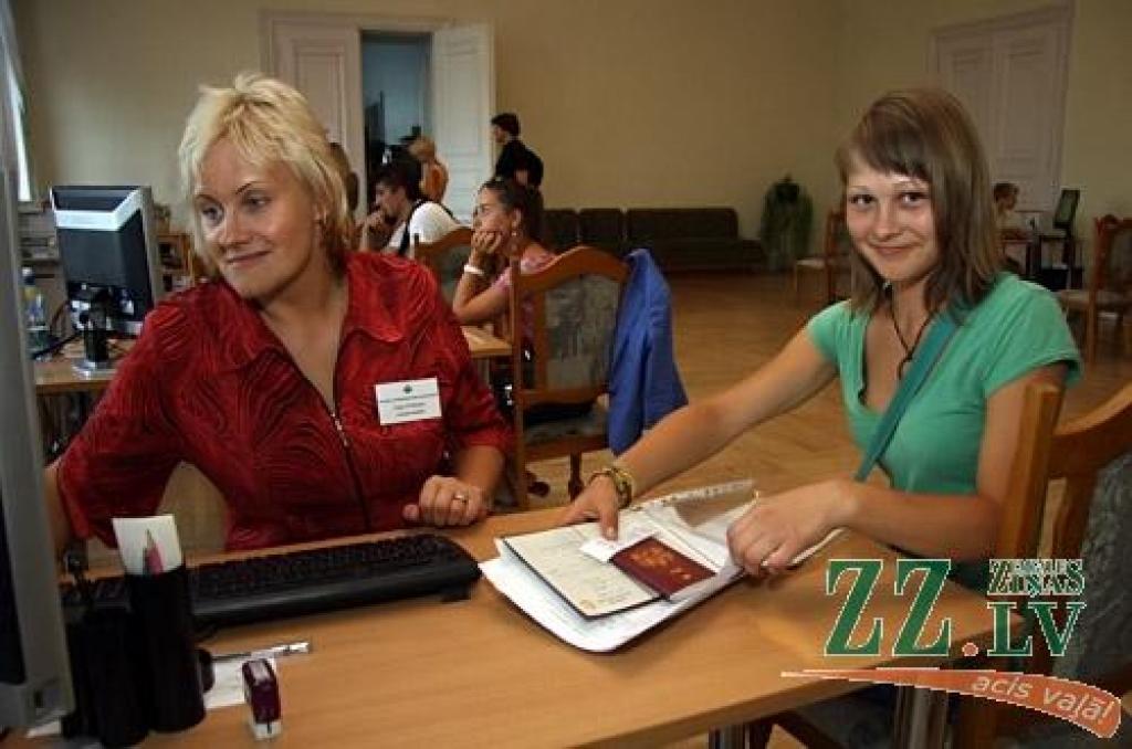 Pēdējo iespēju pieteikties studijām desmit Latvijas augstskolās 19.jūlijā izmantoja simtiem jauniešu no dažādām Latvijas vietām.
Uzņemšanas naktī Latvijas Lauksaimniecības universitātē valdījusi īpaša aura – reflektantus sagaidīja pils...