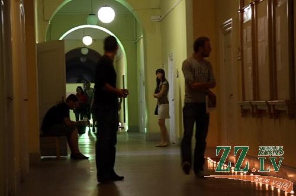 Pēdējo iespēju pieteikties studijām desmit Latvijas augstskolās 19.jūlijā izmantoja simtiem jauniešu no dažādām Latvijas vietām.
Uzņemšanas naktī Latvijas Lauksaimniecības universitātē valdījusi īpaša aura – reflektantus sagaidīja pils...