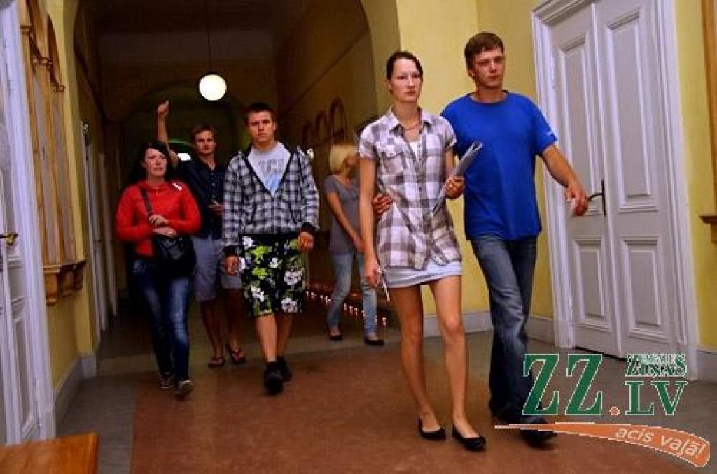 Pēdējo iespēju pieteikties studijām desmit Latvijas augstskolās 19.jūlijā izmantoja simtiem jauniešu no dažādām Latvijas vietām.
Uzņemšanas naktī Latvijas Lauksaimniecības universitātē valdījusi īpaša aura – reflektantus sagaidīja pils...