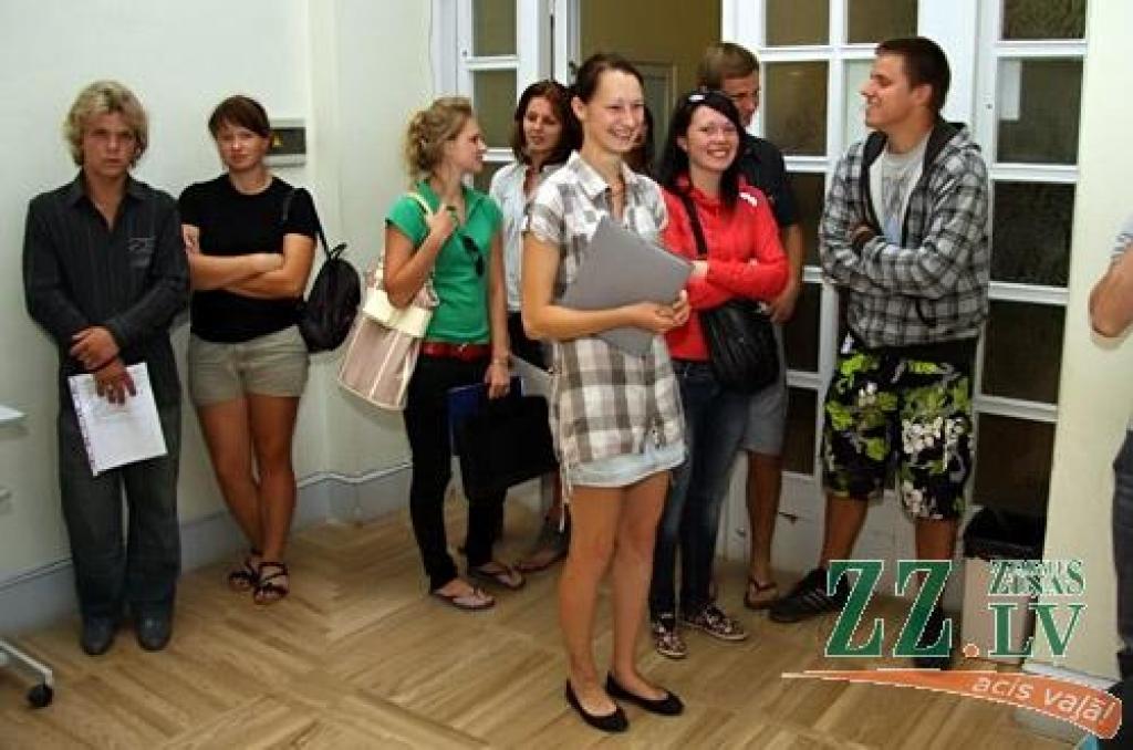 Pēdējo iespēju pieteikties studijām desmit Latvijas augstskolās 19.jūlijā izmantoja simtiem jauniešu no dažādām Latvijas vietām.
Uzņemšanas naktī Latvijas Lauksaimniecības universitātē valdījusi īpaša aura – reflektantus sagaidīja pils...