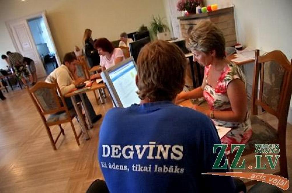 Pēdējo iespēju pieteikties studijām desmit Latvijas augstskolās 19.jūlijā izmantoja simtiem jauniešu no dažādām Latvijas vietām.
Uzņemšanas naktī Latvijas Lauksaimniecības universitātē valdījusi īpaša aura – reflektantus sagaidīja pils...