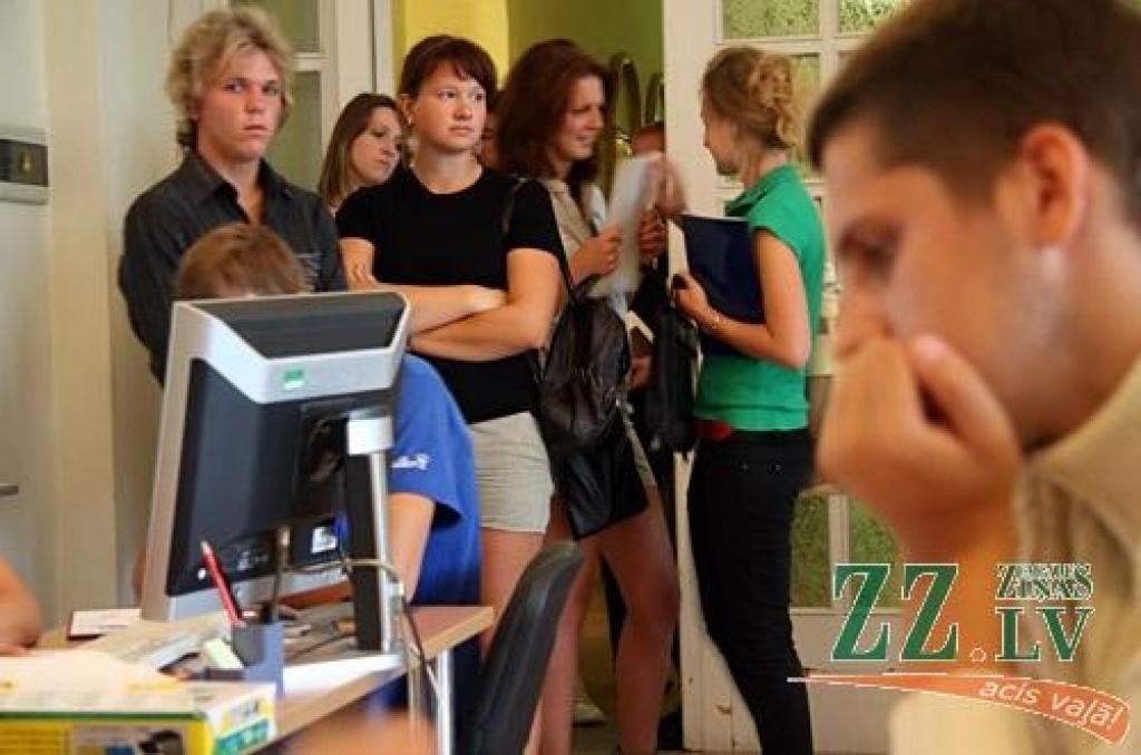 Pēdējo iespēju pieteikties studijām desmit Latvijas augstskolās 19.jūlijā izmantoja simtiem jauniešu no dažādām Latvijas vietām.
Uzņemšanas naktī Latvijas Lauksaimniecības universitātē valdījusi īpaša aura – reflektantus sagaidīja pils...