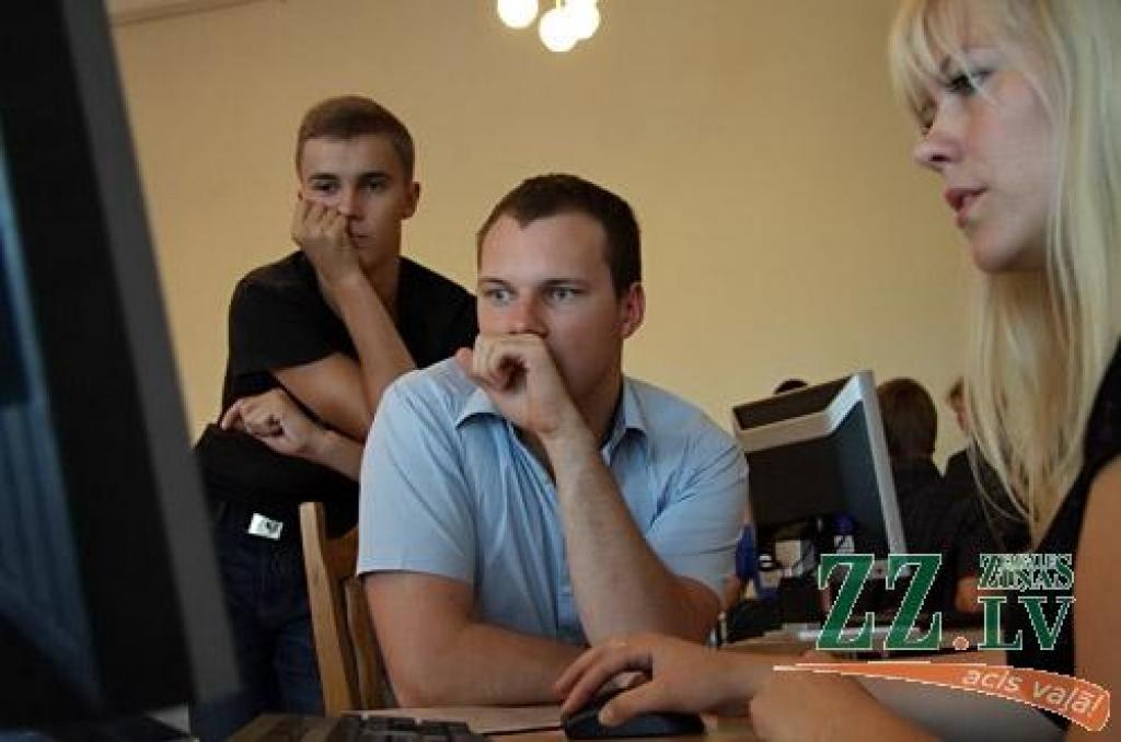 Pēdējo iespēju pieteikties studijām desmit Latvijas augstskolās 19.jūlijā izmantoja simtiem jauniešu no dažādām Latvijas vietām.
Uzņemšanas naktī Latvijas Lauksaimniecības universitātē valdījusi īpaša aura – reflektantus sagaidīja pils...