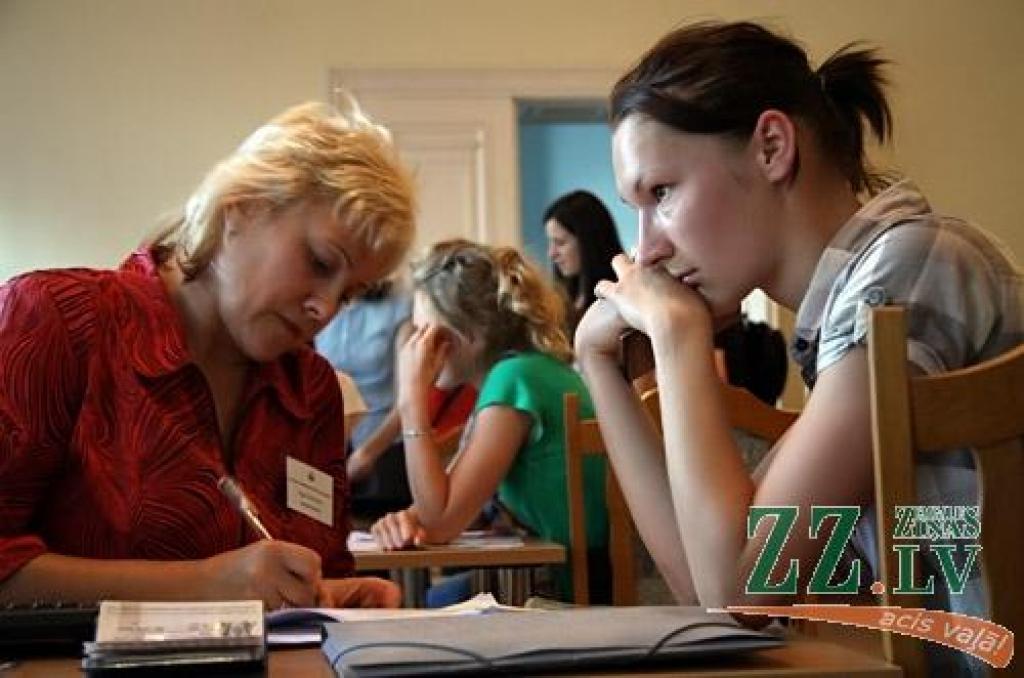 Pēdējo iespēju pieteikties studijām desmit Latvijas augstskolās 19.jūlijā izmantoja simtiem jauniešu no dažādām Latvijas vietām.
Uzņemšanas naktī Latvijas Lauksaimniecības universitātē valdījusi īpaša aura – reflektantus sagaidīja pils...