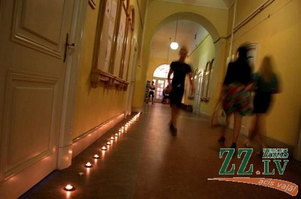 Pēdējo iespēju pieteikties studijām desmit Latvijas augstskolās 19.jūlijā izmantoja simtiem jauniešu no dažādām Latvijas vietām.
Uzņemšanas naktī Latvijas Lauksaimniecības universitātē valdījusi īpaša aura – reflektantus sagaidīja pils...