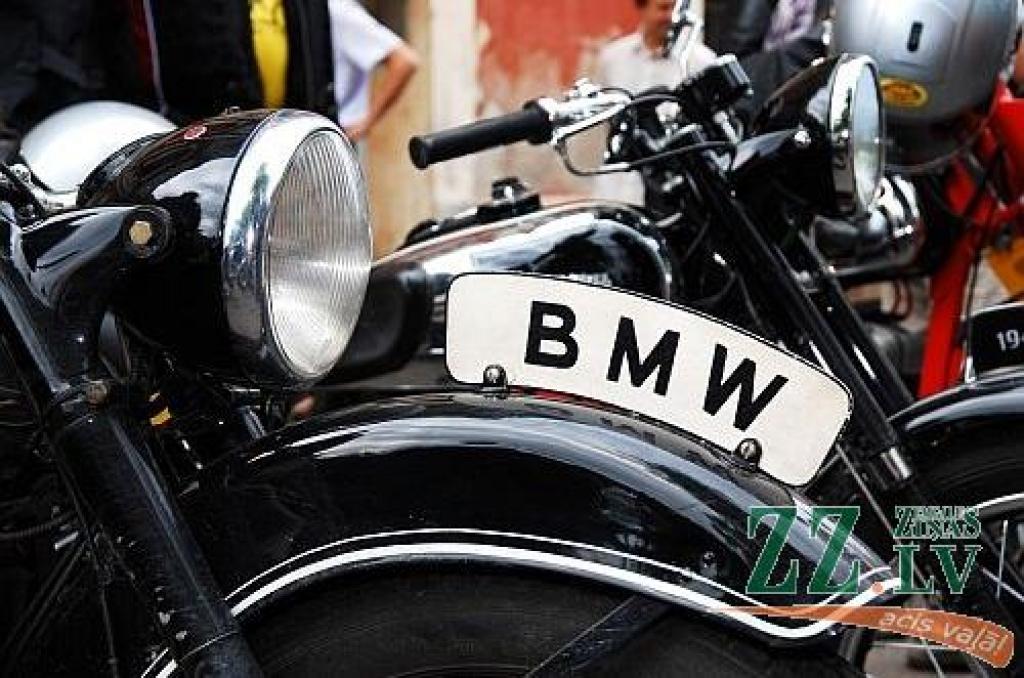 Starptautiskā antīko motociklu brauciena «Kurzemes riņķis» dalībnieki 16.jūlijā piestājuši Jelgavas pilī, lai apskatītu Kurzemes hercogu kapenes un uzzinātu vairāk par Baltijā lielākās baroka laika pils vēsturi.
Sestdienas pievakarē pilī...