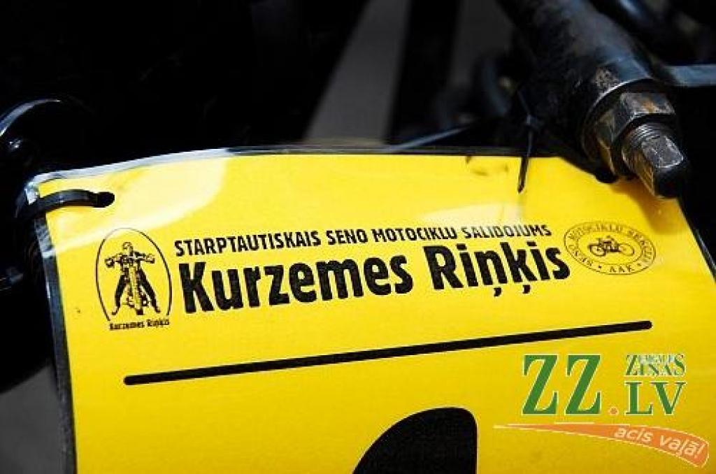 Starptautiskā antīko motociklu brauciena «Kurzemes riņķis» dalībnieki 16.jūlijā piestājuši Jelgavas pilī, lai apskatītu Kurzemes hercogu kapenes un uzzinātu vairāk par Baltijā lielākās baroka laika pils vēsturi.
Sestdienas pievakarē pilī...