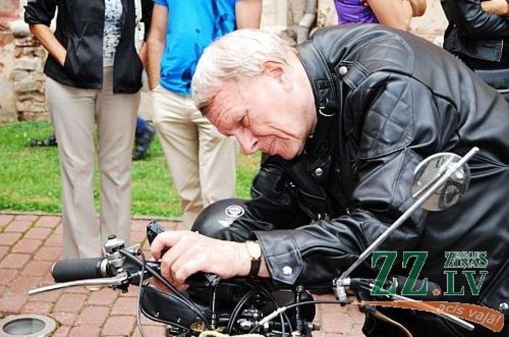 Starptautiskā antīko motociklu brauciena «Kurzemes riņķis» dalībnieki 16.jūlijā piestājuši Jelgavas pilī, lai apskatītu Kurzemes hercogu kapenes un uzzinātu vairāk par Baltijā lielākās baroka laika pils vēsturi.
Sestdienas pievakarē pilī...