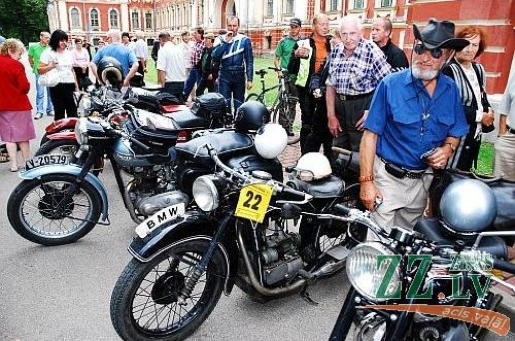 Starptautiskā antīko motociklu brauciena «Kurzemes riņķis» dalībnieki 16.jūlijā piestājuši Jelgavas pilī, lai apskatītu Kurzemes hercogu kapenes un uzzinātu vairāk par Baltijā lielākās baroka laika pils vēsturi.
Sestdienas pievakarē pilī...