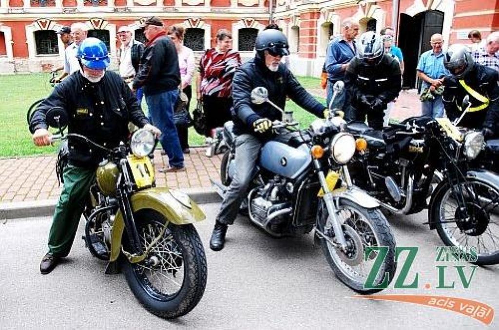 Starptautiskā antīko motociklu brauciena «Kurzemes riņķis» dalībnieki 16.jūlijā piestājuši Jelgavas pilī, lai apskatītu Kurzemes hercogu kapenes un uzzinātu vairāk par Baltijā lielākās baroka laika pils vēsturi.
Sestdienas pievakarē pilī...