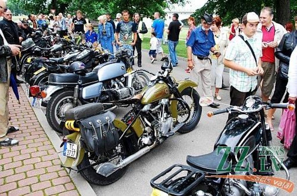 Starptautiskā antīko motociklu brauciena «Kurzemes riņķis» dalībnieki 16.jūlijā piestājuši Jelgavas pilī, lai apskatītu Kurzemes hercogu kapenes un uzzinātu vairāk par Baltijā lielākās baroka laika pils vēsturi.
Sestdienas pievakarē pilī...