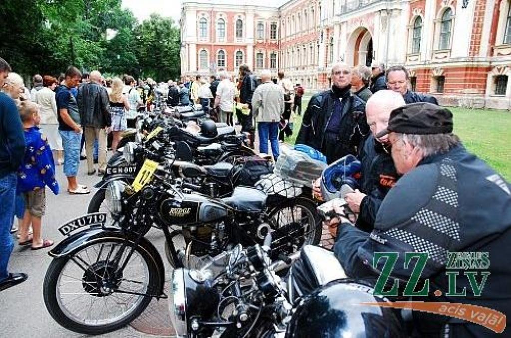 Starptautiskā antīko motociklu brauciena «Kurzemes riņķis» dalībnieki 16.jūlijā piestājuši Jelgavas pilī, lai apskatītu Kurzemes hercogu kapenes un uzzinātu vairāk par Baltijā lielākās baroka laika pils vēsturi.
Sestdienas pievakarē pilī...
