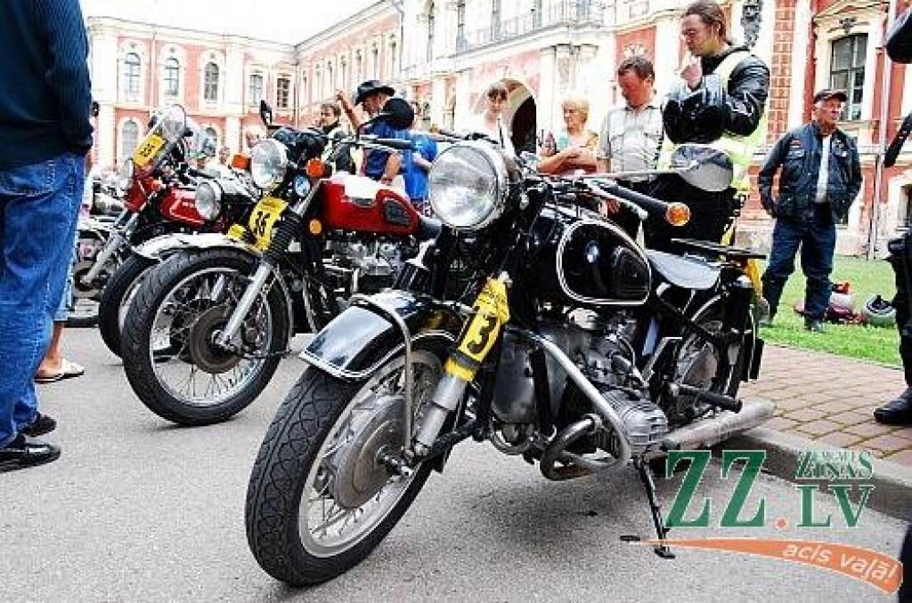 Starptautiskā antīko motociklu brauciena «Kurzemes riņķis» dalībnieki 16.jūlijā piestājuši Jelgavas pilī, lai apskatītu Kurzemes hercogu kapenes un uzzinātu vairāk par Baltijā lielākās baroka laika pils vēsturi.
Sestdienas pievakarē pilī...