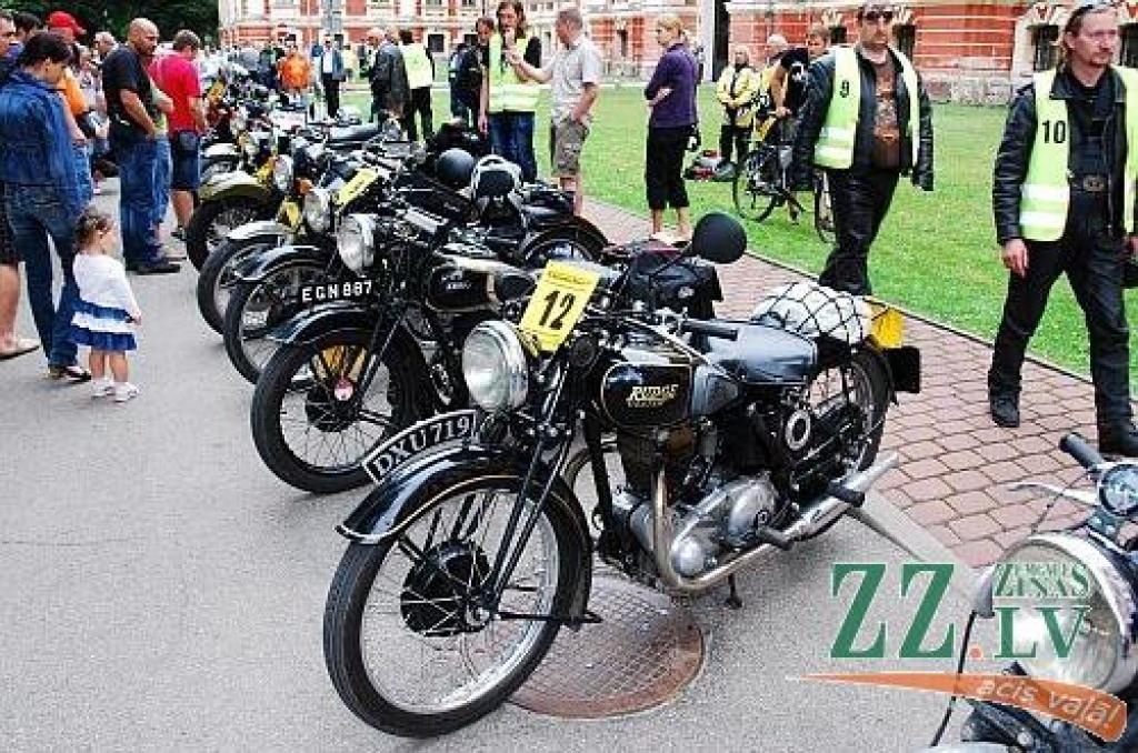 Starptautiskā antīko motociklu brauciena «Kurzemes riņķis» dalībnieki 16.jūlijā piestājuši Jelgavas pilī, lai apskatītu Kurzemes hercogu kapenes un uzzinātu vairāk par Baltijā lielākās baroka laika pils vēsturi.
Sestdienas pievakarē pilī...