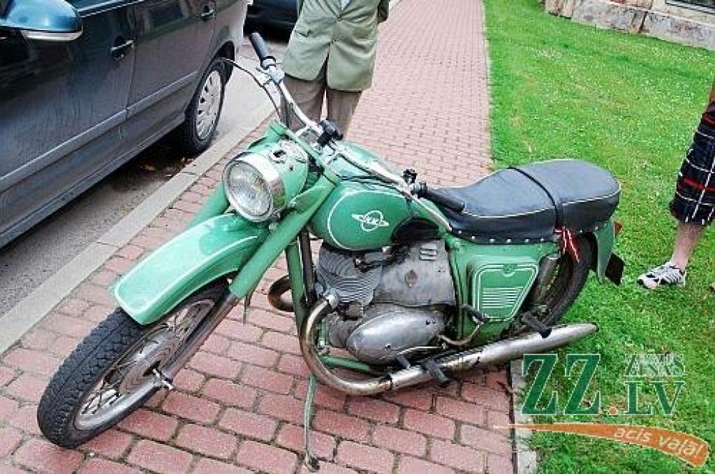Starptautiskā antīko motociklu brauciena «Kurzemes riņķis» dalībnieki 16.jūlijā piestājuši Jelgavas pilī, lai apskatītu Kurzemes hercogu kapenes un uzzinātu vairāk par Baltijā lielākās baroka laika pils vēsturi.
Sestdienas pievakarē pilī...