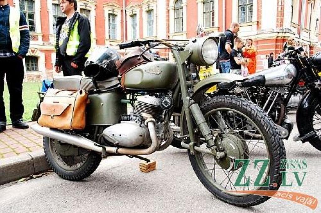 Starptautiskā antīko motociklu brauciena «Kurzemes riņķis» dalībnieki 16.jūlijā piestājuši Jelgavas pilī, lai apskatītu Kurzemes hercogu kapenes un uzzinātu vairāk par Baltijā lielākās baroka laika pils vēsturi.
Sestdienas pievakarē pilī...