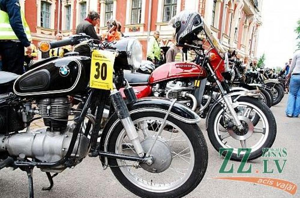 Starptautiskā antīko motociklu brauciena «Kurzemes riņķis» dalībnieki 16.jūlijā piestājuši Jelgavas pilī, lai apskatītu Kurzemes hercogu kapenes un uzzinātu vairāk par Baltijā lielākās baroka laika pils vēsturi.
Sestdienas pievakarē pilī...