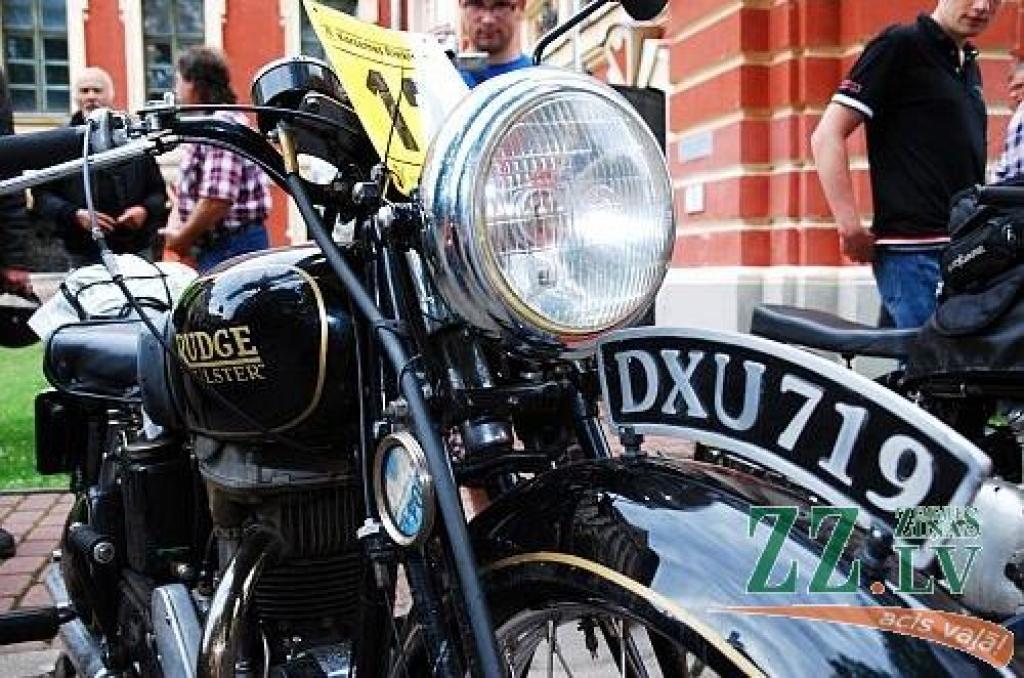 Starptautiskā antīko motociklu brauciena «Kurzemes riņķis» dalībnieki 16.jūlijā piestājuši Jelgavas pilī, lai apskatītu Kurzemes hercogu kapenes un uzzinātu vairāk par Baltijā lielākās baroka laika pils vēsturi.
Sestdienas pievakarē pilī...