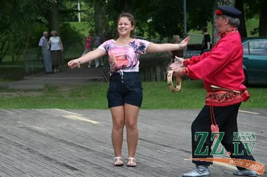 Saliņā pie Latvijas Lauksamniecības universitātes 7.jūlijā notika tradicionālie slāvu vasaras saulgriežu svētki «Kupalle».
Koncertā piedalījās teātra trupa «Poteha», Jelgavas baltkrievu biedrības «Ļanok» baltkrievu folkloras ansamblis...
