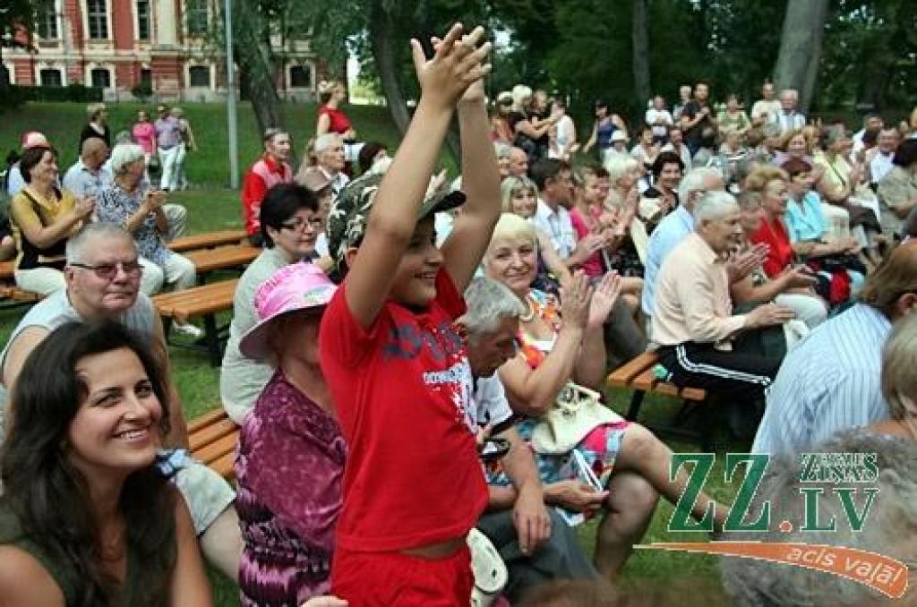 Saliņā pie Latvijas Lauksamniecības universitātes 7.jūlijā notika tradicionālie slāvu vasaras saulgriežu svētki «Kupalle».
Koncertā piedalījās teātra trupa «Poteha», Jelgavas baltkrievu biedrības «Ļanok» baltkrievu folkloras ansamblis...