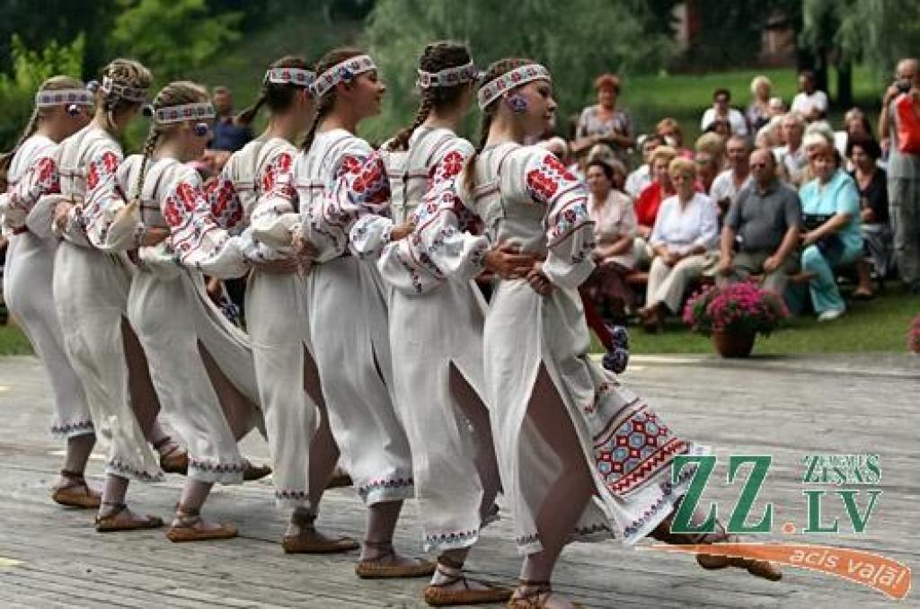Saliņā pie Latvijas Lauksamniecības universitātes 7.jūlijā notika tradicionālie slāvu vasaras saulgriežu svētki «Kupalle».
Koncertā piedalījās teātra trupa «Poteha», Jelgavas baltkrievu biedrības «Ļanok» baltkrievu folkloras ansamblis...