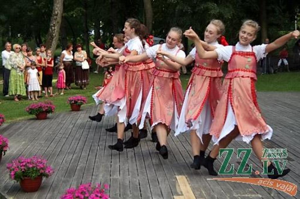 Saliņā pie Latvijas Lauksamniecības universitātes 7.jūlijā notika tradicionālie slāvu vasaras saulgriežu svētki «Kupalle».
Koncertā piedalījās teātra trupa «Poteha», Jelgavas baltkrievu biedrības «Ļanok» baltkrievu folkloras ansamblis...