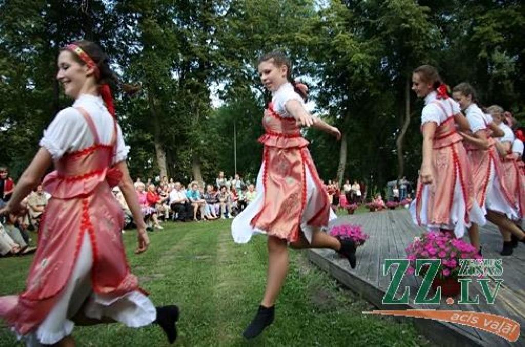 Saliņā pie Latvijas Lauksamniecības universitātes 7.jūlijā notika tradicionālie slāvu vasaras saulgriežu svētki «Kupalle».
Koncertā piedalījās teātra trupa «Poteha», Jelgavas baltkrievu biedrības «Ļanok» baltkrievu folkloras ansamblis...