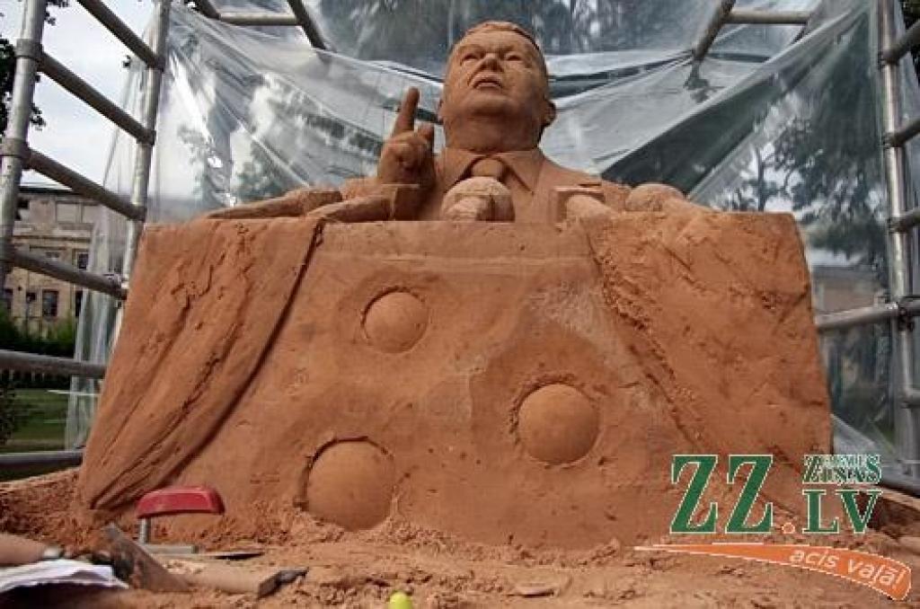 No 4. līdz 10. jūlijam Uzvaras parkā notiek 5.Smilšu skulptūru festivāls «Vasaras zīmes». Smilšu skulptūru konkursam tika saņemti 42 pieteikumi, dalībai festivālā žūrijas komisija atlasīja 16 pasaulē atzītus tēlniekus no Čehijas,...