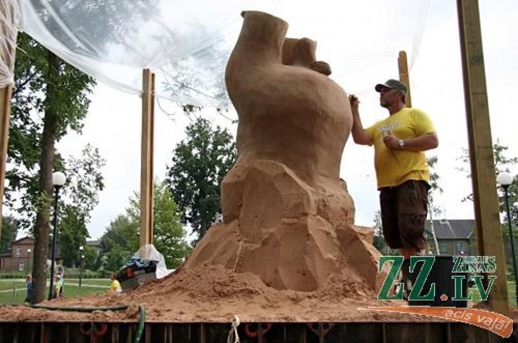 No 4. līdz 10. jūlijam Uzvaras parkā notiek 5.Smilšu skulptūru festivāls «Vasaras zīmes». Smilšu skulptūru konkursam tika saņemti 42 pieteikumi, dalībai festivālā žūrijas komisija atlasīja 16 pasaulē atzītus tēlniekus no Čehijas,...