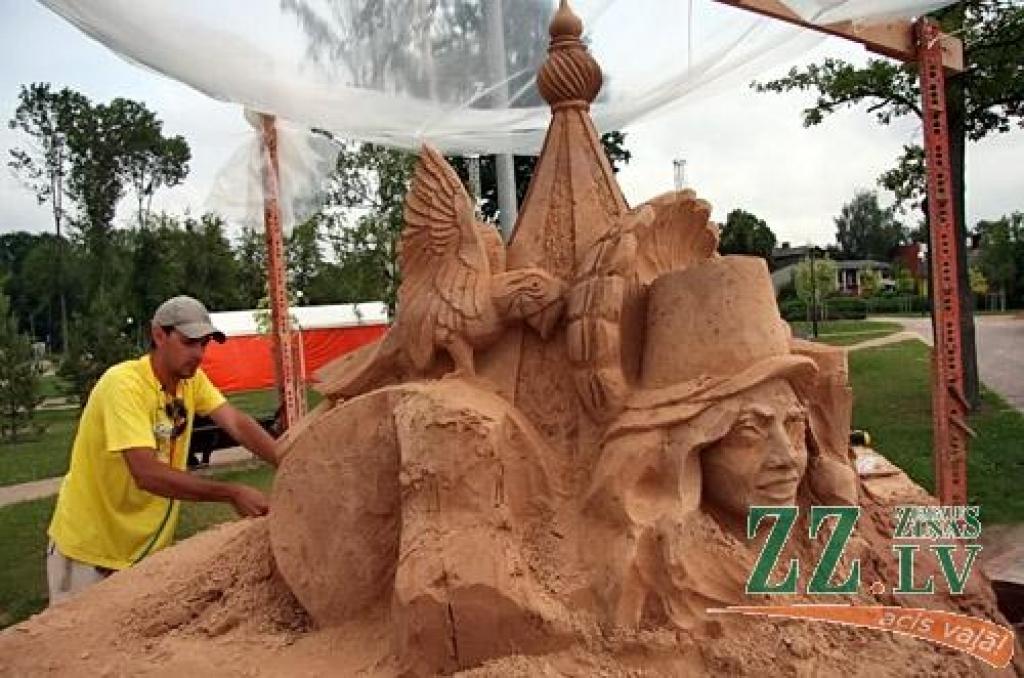 No 4. līdz 10. jūlijam Uzvaras parkā notiek 5.Smilšu skulptūru festivāls «Vasaras zīmes». Smilšu skulptūru konkursam tika saņemti 42 pieteikumi, dalībai festivālā žūrijas komisija atlasīja 16 pasaulē atzītus tēlniekus no Čehijas,...