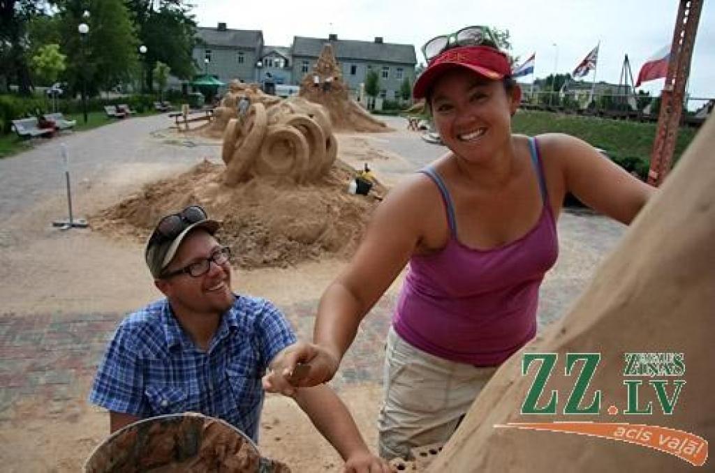 No 4. līdz 10. jūlijam Uzvaras parkā notiek 5.Smilšu skulptūru festivāls «Vasaras zīmes». Smilšu skulptūru konkursam tika saņemti 42 pieteikumi, dalībai festivālā žūrijas komisija atlasīja 16 pasaulē atzītus tēlniekus no Čehijas,...