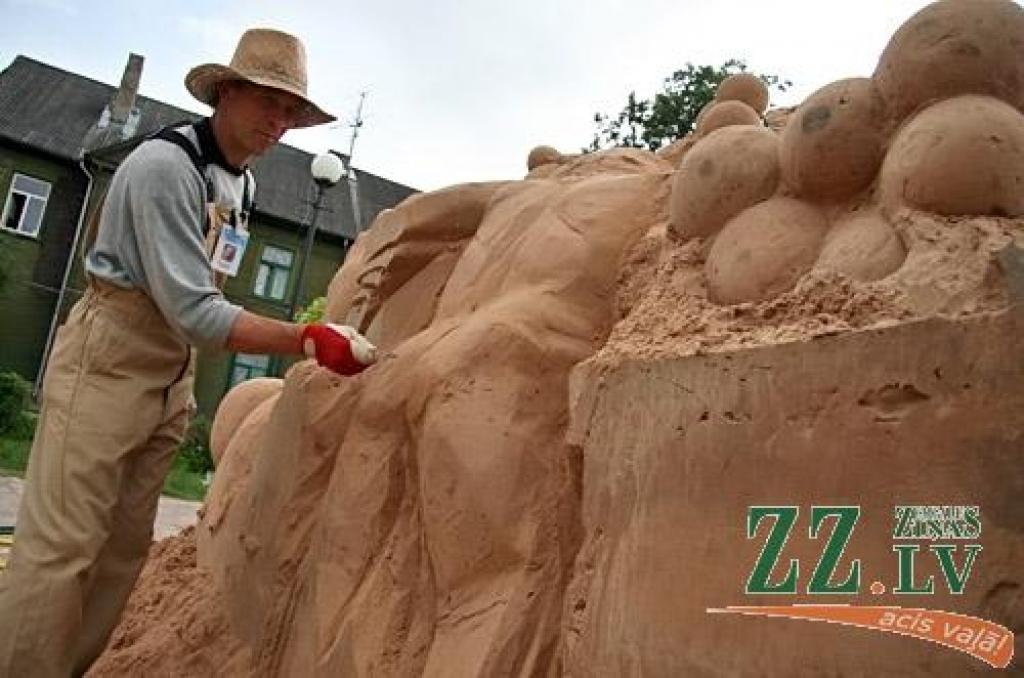 No 4. līdz 10. jūlijam Uzvaras parkā notiek 5.Smilšu skulptūru festivāls «Vasaras zīmes». Smilšu skulptūru konkursam tika saņemti 42 pieteikumi, dalībai festivālā žūrijas komisija atlasīja 16 pasaulē atzītus tēlniekus no Čehijas,...