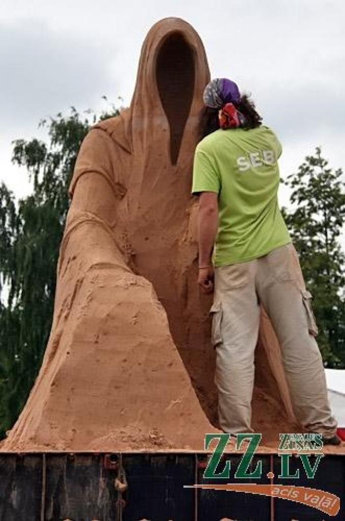 No 4. līdz 10. jūlijam Uzvaras parkā notiek 5.Smilšu skulptūru festivāls «Vasaras zīmes». Smilšu skulptūru konkursam tika saņemti 42 pieteikumi, dalībai festivālā žūrijas komisija atlasīja 16 pasaulē atzītus tēlniekus no Čehijas,...