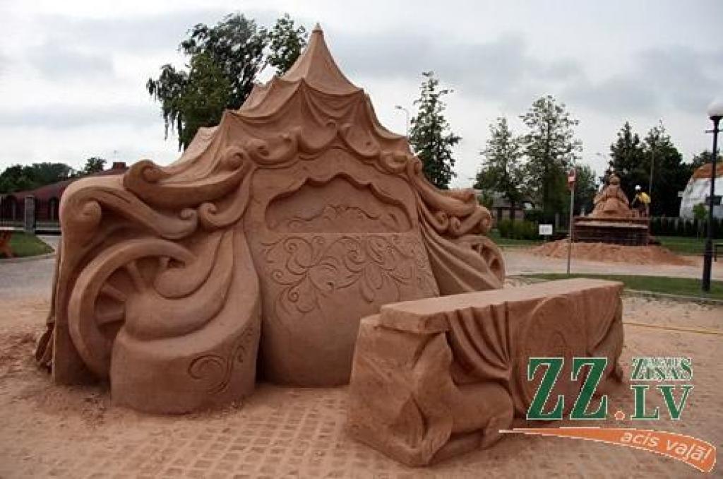 No 4. līdz 10. jūlijam Uzvaras parkā notiek 5.Smilšu skulptūru festivāls «Vasaras zīmes». Smilšu skulptūru konkursam tika saņemti 42 pieteikumi, dalībai festivālā žūrijas komisija atlasīja 16 pasaulē atzītus tēlniekus no Čehijas,...
