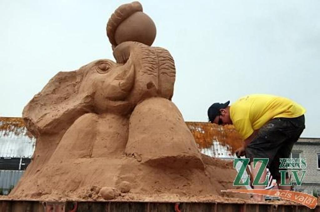 No 4. līdz 10. jūlijam Uzvaras parkā notiek 5.Smilšu skulptūru festivāls «Vasaras zīmes». Smilšu skulptūru konkursam tika saņemti 42 pieteikumi, dalībai festivālā žūrijas komisija atlasīja 16 pasaulē atzītus tēlniekus no Čehijas,...