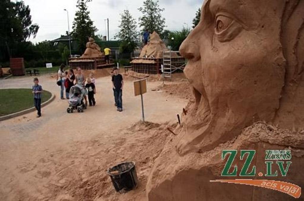 No 4. līdz 10. jūlijam Uzvaras parkā notiek 5.Smilšu skulptūru festivāls «Vasaras zīmes». Smilšu skulptūru konkursam tika saņemti 42 pieteikumi, dalībai festivālā žūrijas komisija atlasīja 16 pasaulē atzītus tēlniekus no Čehijas,...