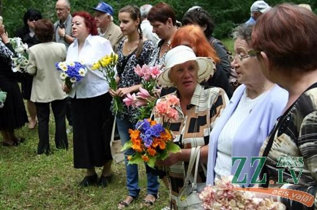 Pārdesmit jelgavnieku, no kuriem vairums ir Ebreju kultūras biedrības dalībnieki, šoden Ebreju tautas genocīda upuru piemiņas dienā pulcējās uz atceres brīdi pie piemiņas akmens mežā Zālītes ielas galā, kur 1941.gada vasarā nogalināja ap 1...