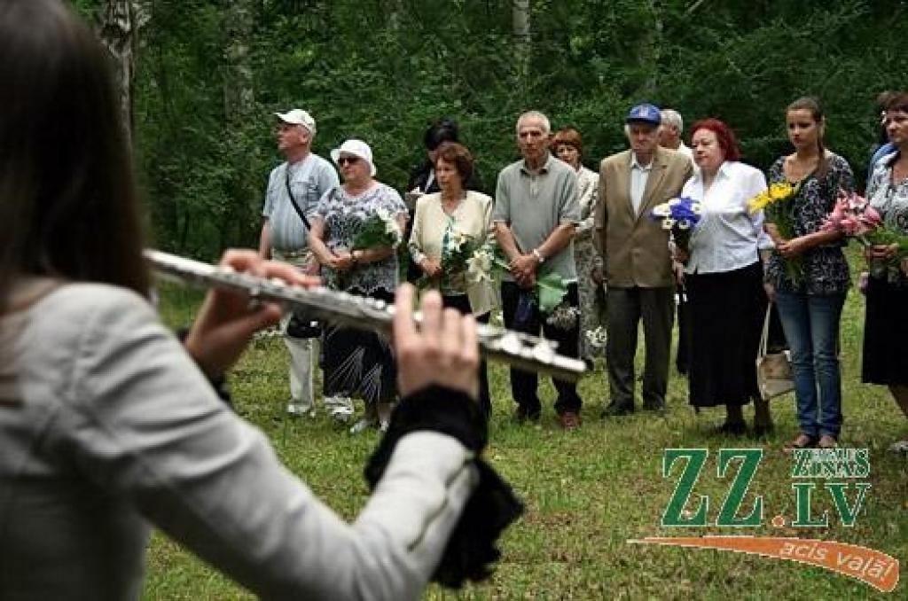 Pārdesmit jelgavnieku, no kuriem vairums ir Ebreju kultūras biedrības dalībnieki, šoden Ebreju tautas genocīda upuru piemiņas dienā pulcējās uz atceres brīdi pie piemiņas akmens mežā Zālītes ielas galā, kur 1941.gada vasarā nogalināja ap 1...