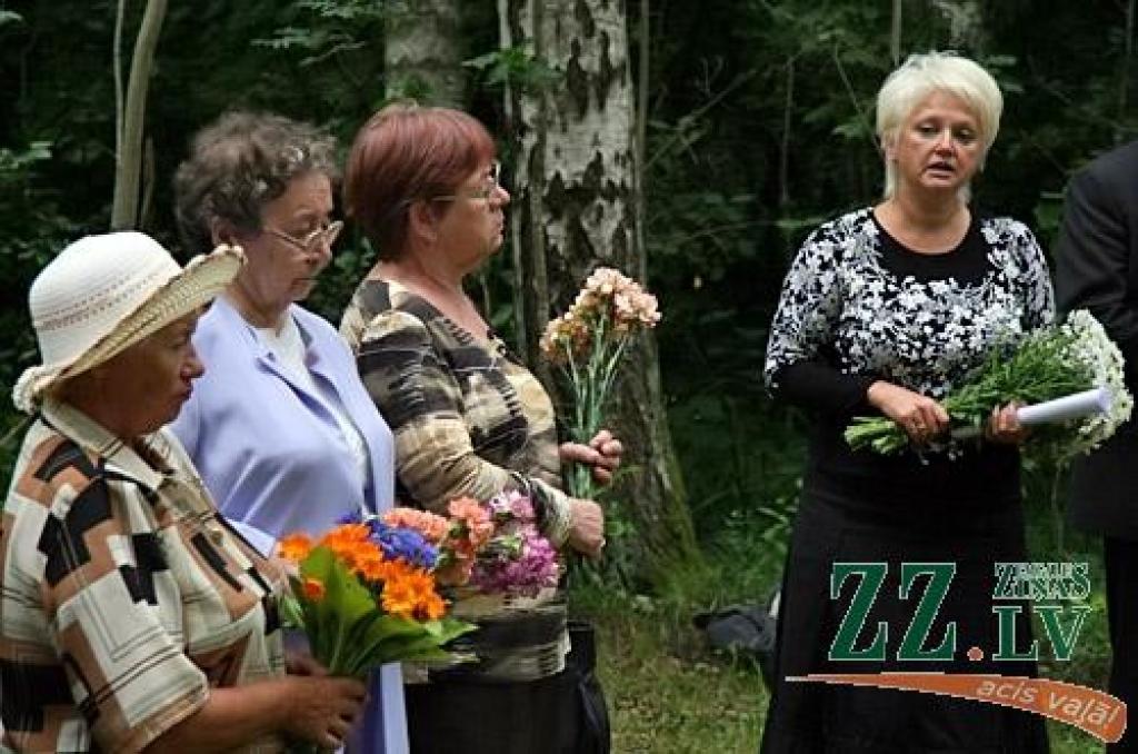 Pārdesmit jelgavnieku, no kuriem vairums ir Ebreju kultūras biedrības dalībnieki, šoden Ebreju tautas genocīda upuru piemiņas dienā pulcējās uz atceres brīdi pie piemiņas akmens mežā Zālītes ielas galā, kur 1941.gada vasarā nogalināja ap 1...
