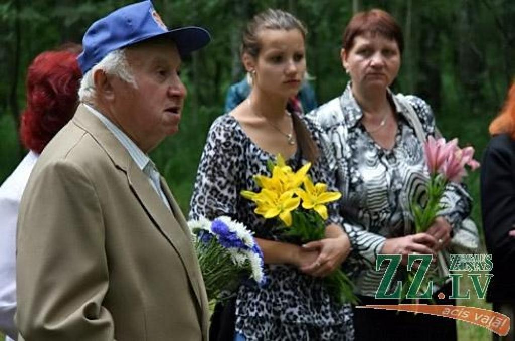 Pārdesmit jelgavnieku, no kuriem vairums ir Ebreju kultūras biedrības dalībnieki, šoden Ebreju tautas genocīda upuru piemiņas dienā pulcējās uz atceres brīdi pie piemiņas akmens mežā Zālītes ielas galā, kur 1941.gada vasarā nogalināja ap 1...